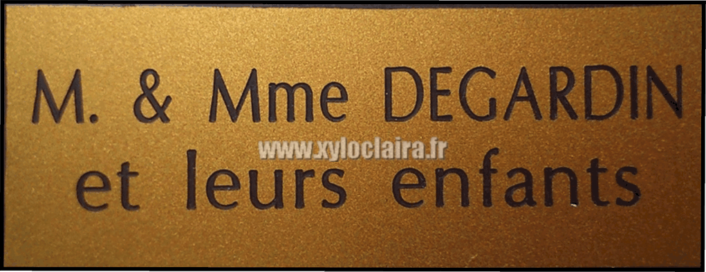Réf : 17927 Gravoglas 2 plex brillant - 70x30mm - 2 Lignes - M. & Mme NOM et leurs enfants