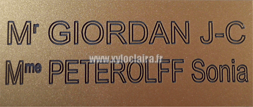 Réf : 17927 Gravoglas2plex-brillant-2Lignes-Mr NOM Prénom et Mme NOM Prénom