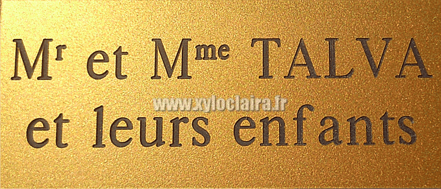 Réf : 17927 Gravoglas 2 plex brillant - 2 lignes Mr et Mme NOM et leurs enfants