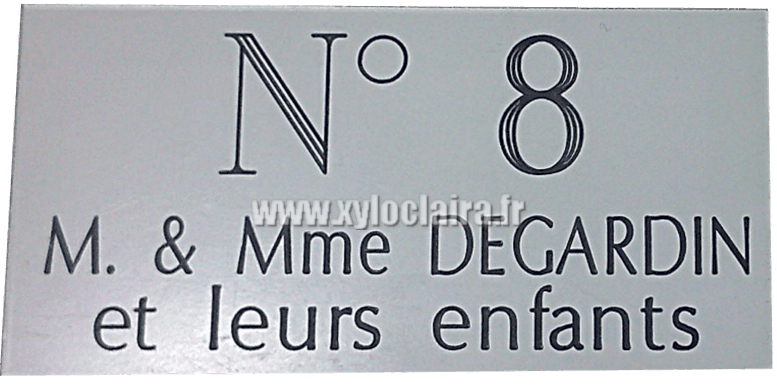 Réf : 18984 Gravoply ultra en mat - 3 Lignes - 80x35mm - N°8 M. & Mme NOM et leurs enfants