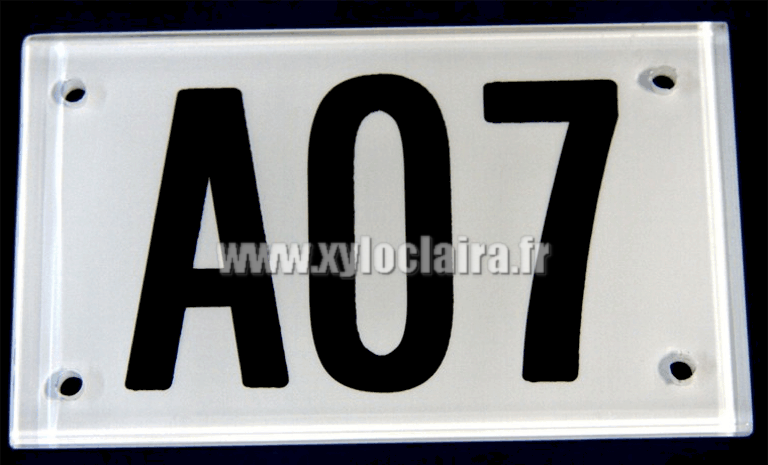 plaque en plexi - avec numero en noir - fond blanc - 1 ligne - avec 4 trous