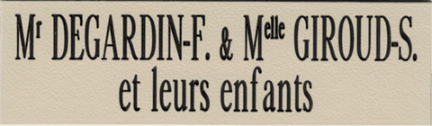 Réf : Gravoglas 2 plex texturé - 110x32mm - 2 lignes - Amande - Mr DEGARDIN & Melle GIROUD et leurs enfants