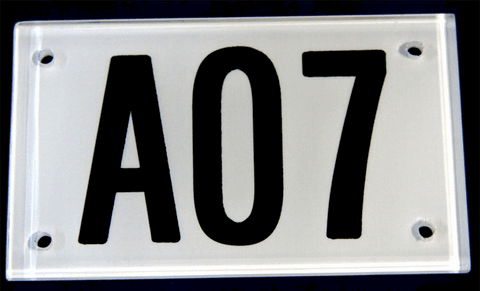 plaque en plexi - avec numero en noir - fond blanc - 1 ligne - avec 4 trous