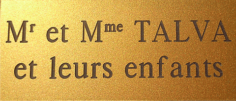Réf : 17927 Gravoglas 2 plex brillant - 2 lignes Mr et Mme NOM et leurs enfants