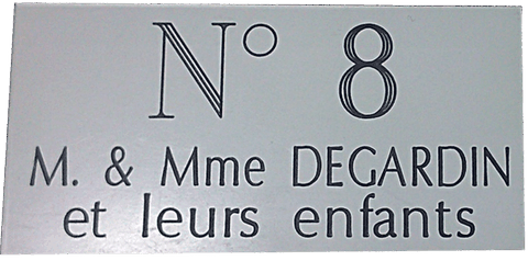 Réf : 18984 Gravoply ultra en mat - 3 Lignes - 80x35mm - N°8 M. & Mme NOM et leurs enfants